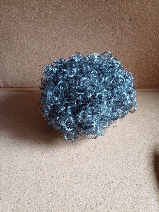 Peruca curta com caracóis. 
Nova.
Sintético natural.