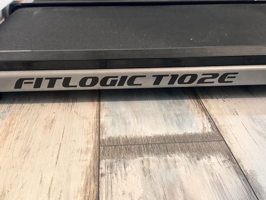 Продам бігову доріжку FitLogic T102E — як нова