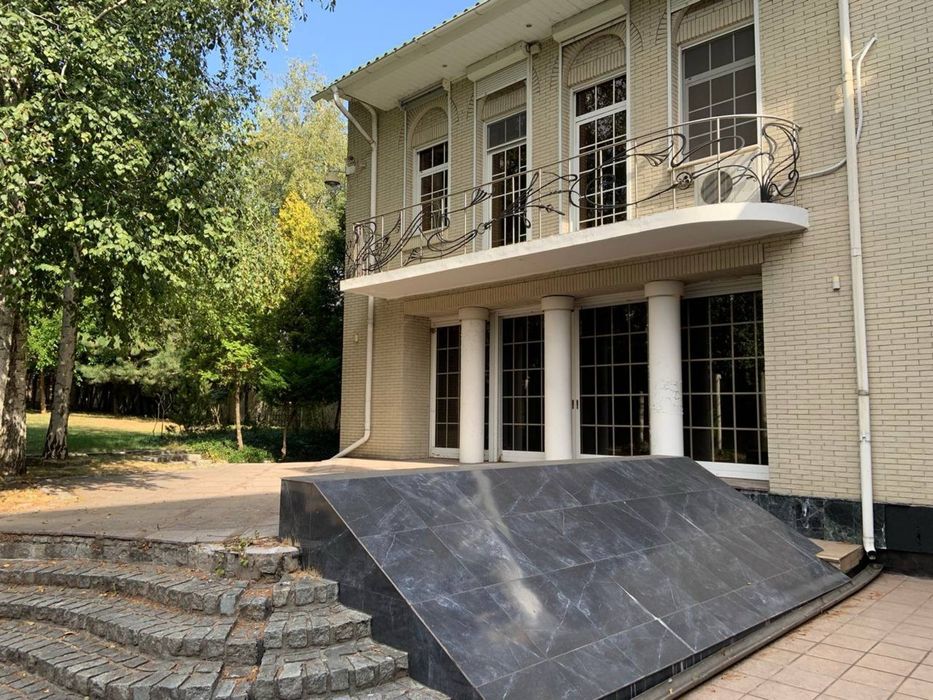 Продам дом  точнее 2 дома  на  разных участках. Совмещёных в одну усад