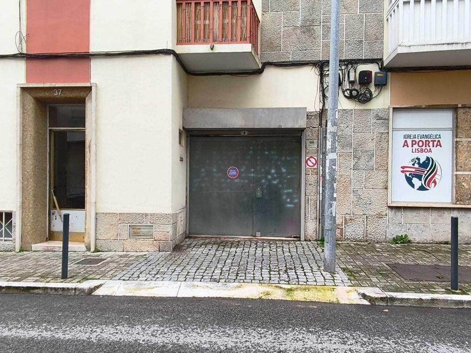 Loja na Venda / Armazém na Venda Nova perto do Metro