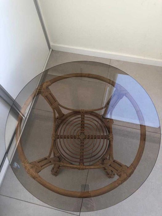 “mesa”  de vidro e rattan natural só estrutura