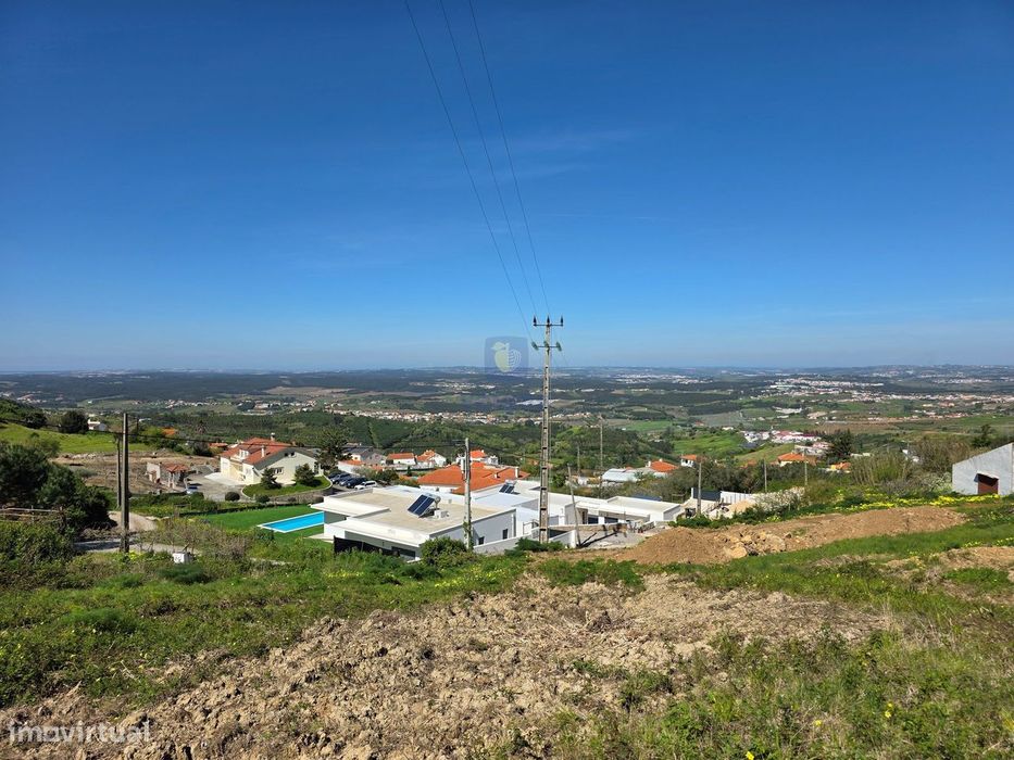 Plot of land measuring 5,200 m², suitable for constructing one or two houses up to 3,320 m² gross floor area