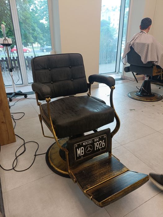 fotel barberski.  Dwa
