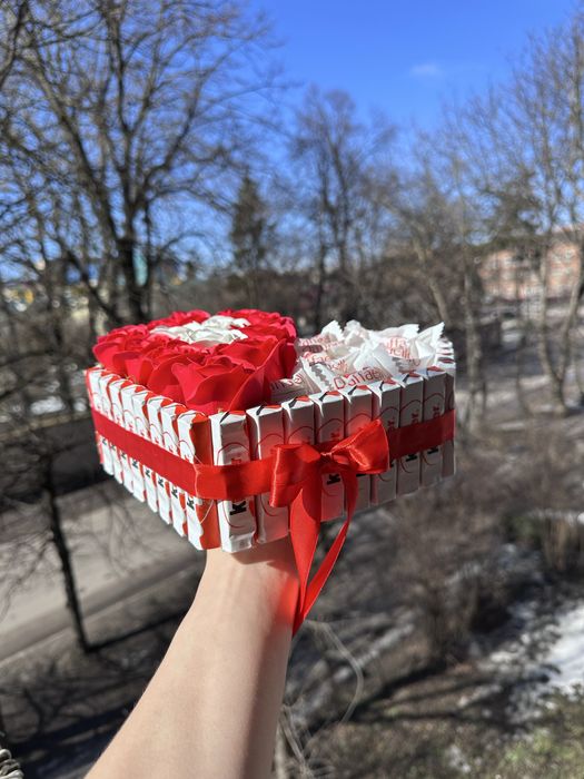Подарункова композиція із Kinder | солодкий торт з мильними трояндами