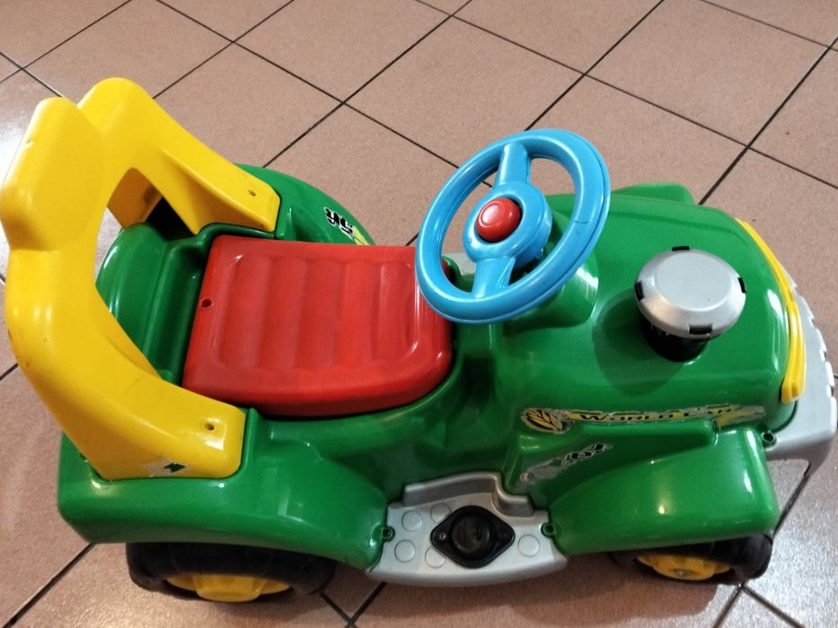 brinquedo em Trator . 
É um brinquedo