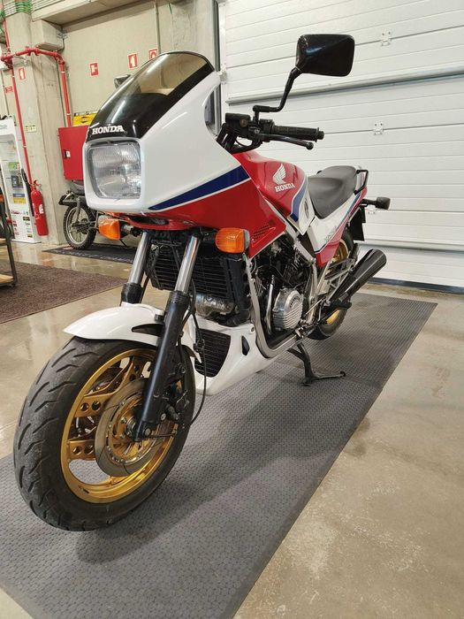Honda VF 750F (RC15)