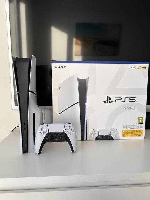 Konsola PS5 Slim z napędem + oryginalny pad i akcesoria