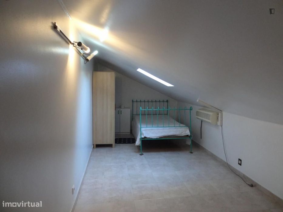 Quarto - localizado em Benfica Lisbon