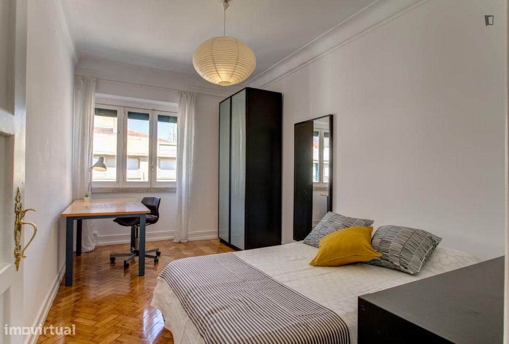 Quarto - localizado em São Sebastião Lisbon