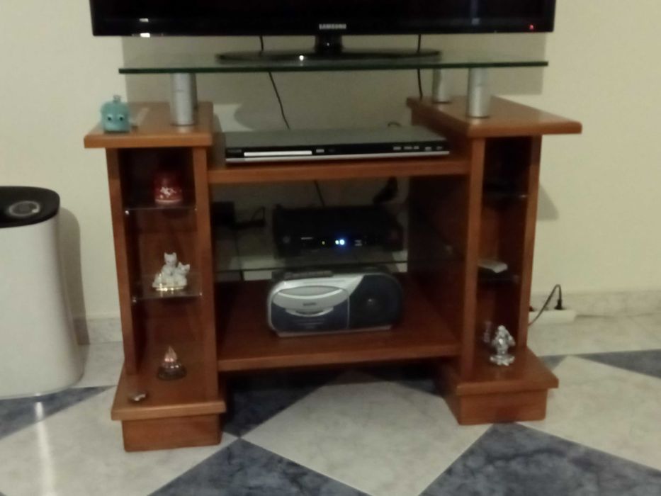 Mesa tv em pinho mel com tampo de vidro grosso e 4 suportes prateados