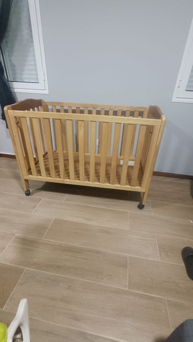 Cama de bebê sem colchão
