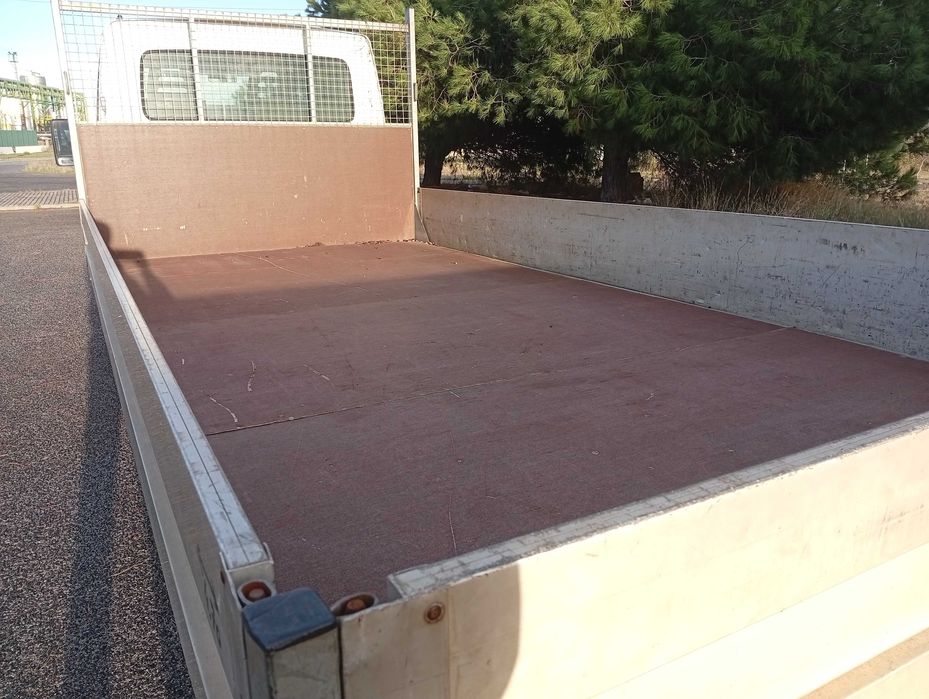 Aluguer de carrinha de caixa aberta, 4,70m comprimento, 2,25m largura