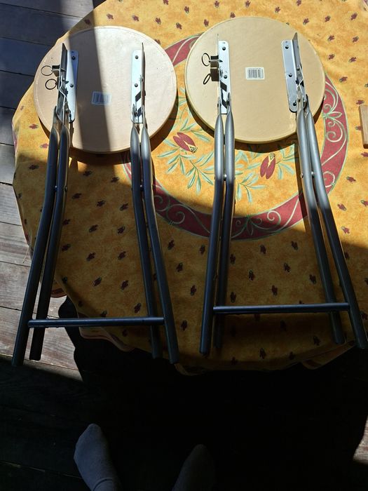 2 stolki rozkladane.