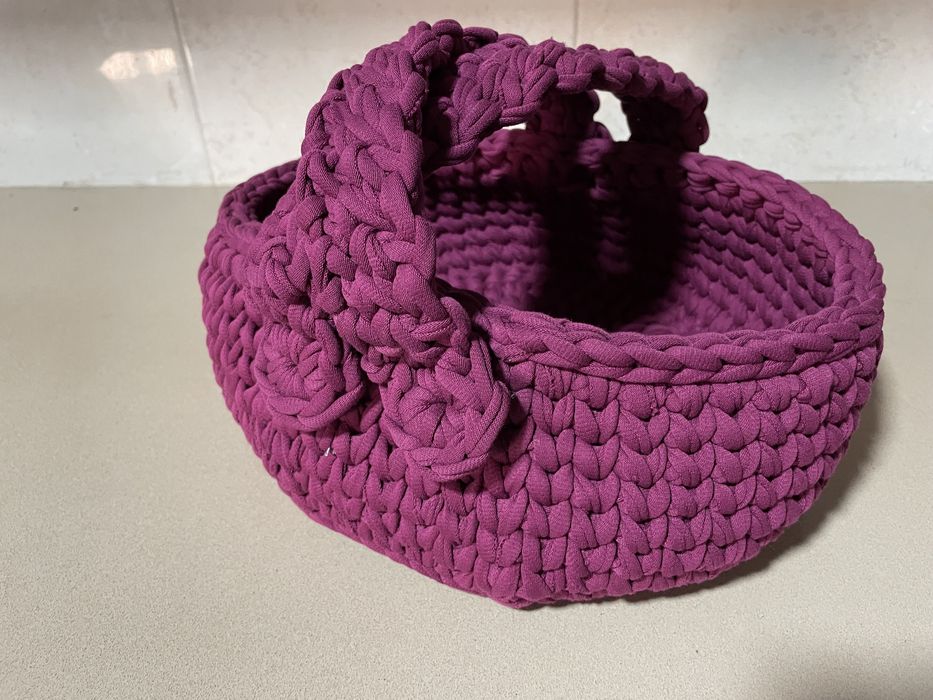 Cesta em croché manual com alça entrelaçada
