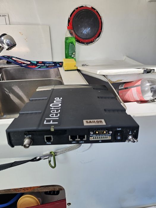 Comunicador Satélite Móvel Marítimo