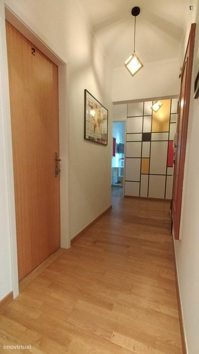 Quarto - localizado em Oeiras Lisbon