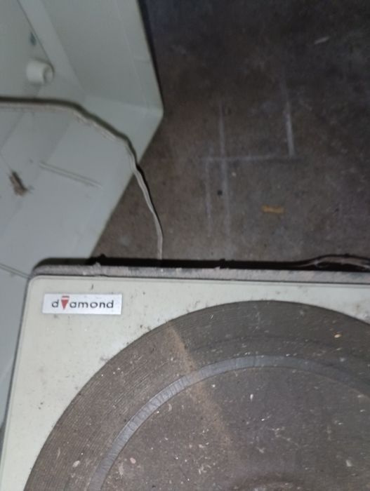 Duas aparelhagems antigas  portátil de discos de vinil e outra de fita