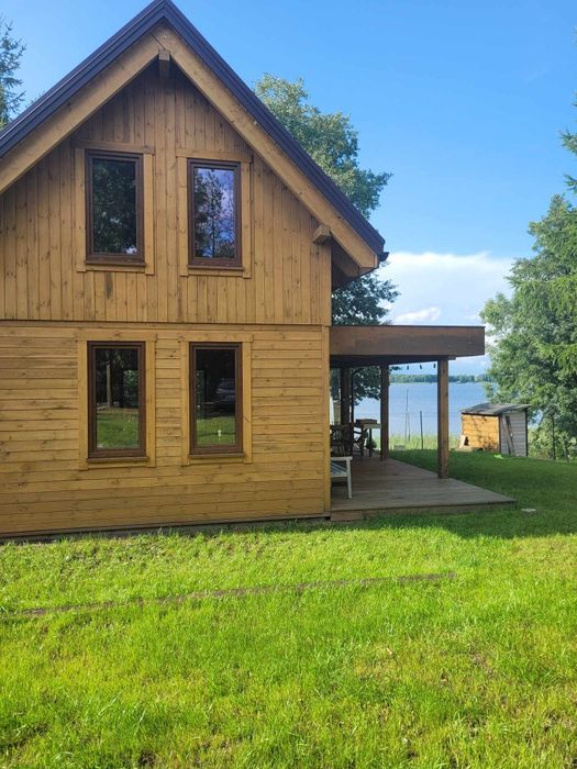 Domek w linii brzegowej nad jeziorem Leleszki na Mazurach