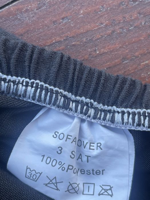Czrarny pokrowiec na sofe