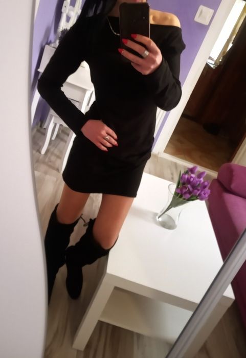 Czarna sukienka mini.