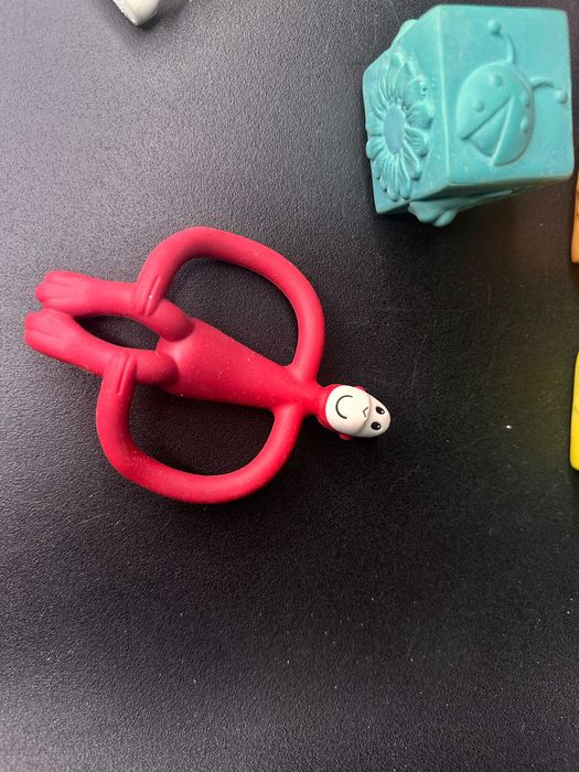 прорізувачі та іграшки жирафка Софі Vulli Sophie girafe та мавпочка Matchstick Monkey