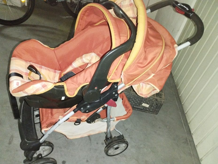 Carrinho de bebê com ovo