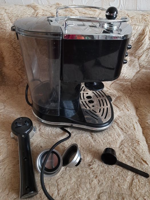 Кофеварка рожковая Delonghi ECO311.BK