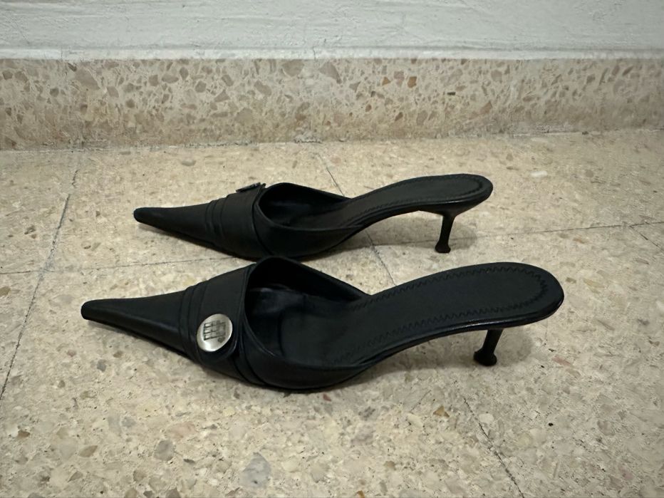Mules em pele, pretas.  Tam:37