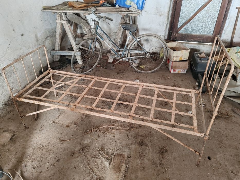Cama de ferro dobrável antiga