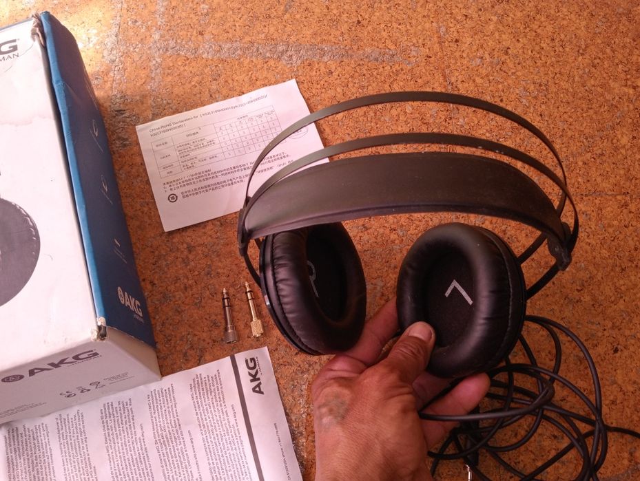 Red fone AKG estúdio