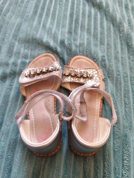 Продам детские босоножки