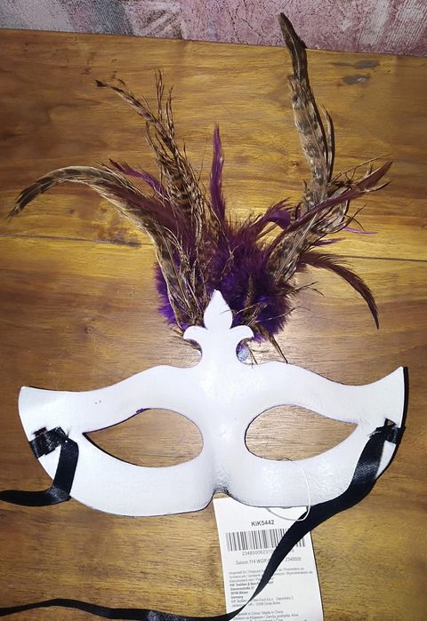 Карнавальная маска с перьями