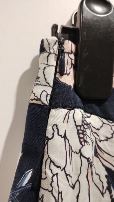 Spodnie typu palazzo z cupro marki Laura Ashley.