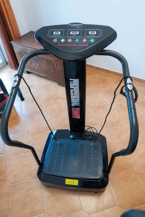 Maquina de exercícios de tapete vibratório.432276417670686724