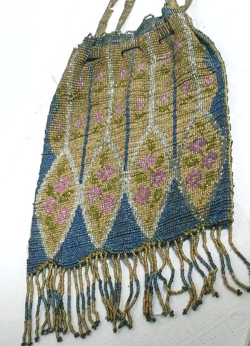 Lindissima antiga mala de micro missangas feita à mão
