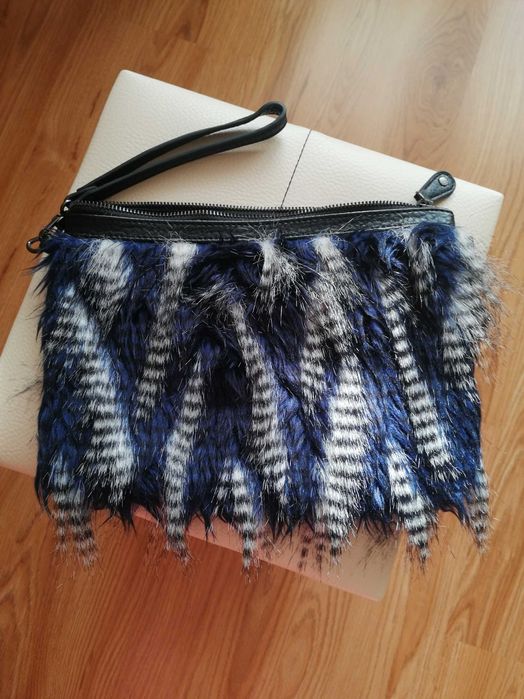 Torebka kopertówka z ozdobnym futerkiem