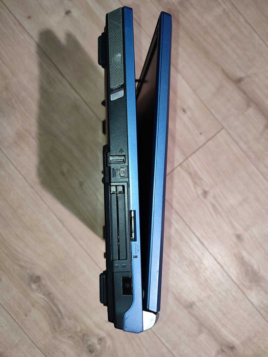 Retro laptop z 2003 roku Toshiba Satellite 2430 z procesorem Pentium 4