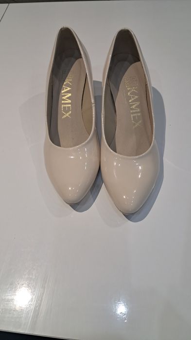 Beżowe buty na szpilce