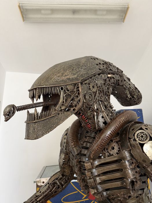 Escultura Alien em metal de sucata