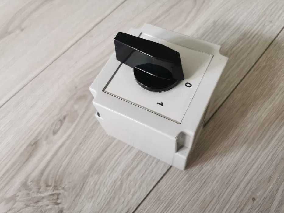 Apator 4G25 10 PK Łącznik krzywkowy 0-1 w obudowie , 3-biegunowy , 25A