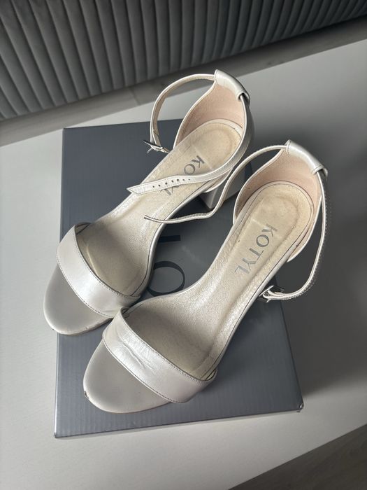 Buty ślubne białe