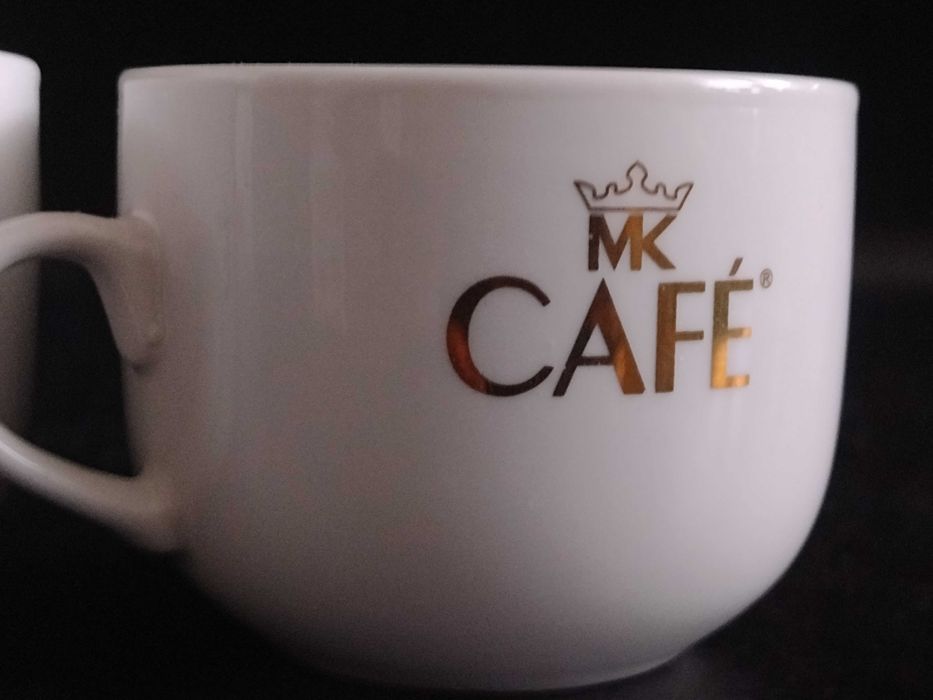MK Cafe logo złote po obu stronach filiżanki para