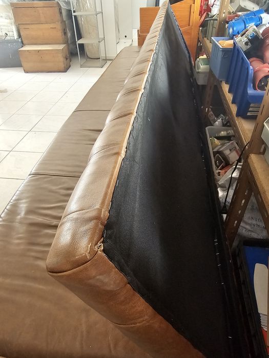 Sofá de pele castanho