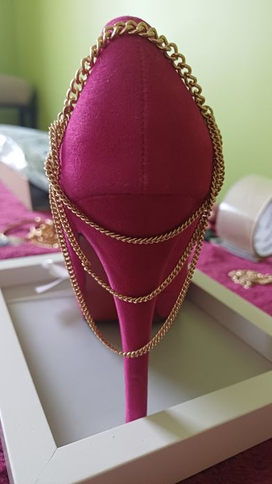 Biżuteria na kostkę obuwie złote łańcuszki