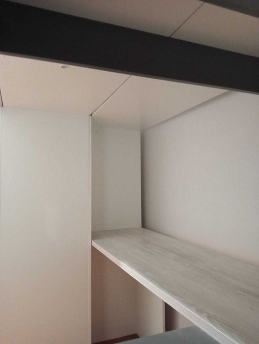 Cama solteiro alta com escritório e armário