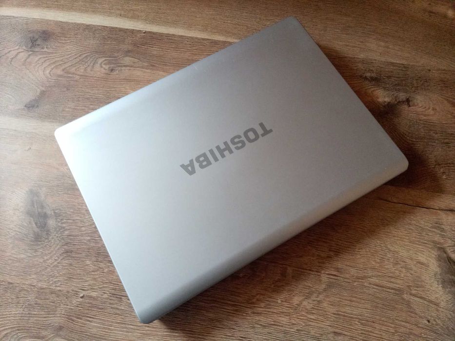 ноутбук Toshiba Satellite с веб камерой без блока питания (зарядки)