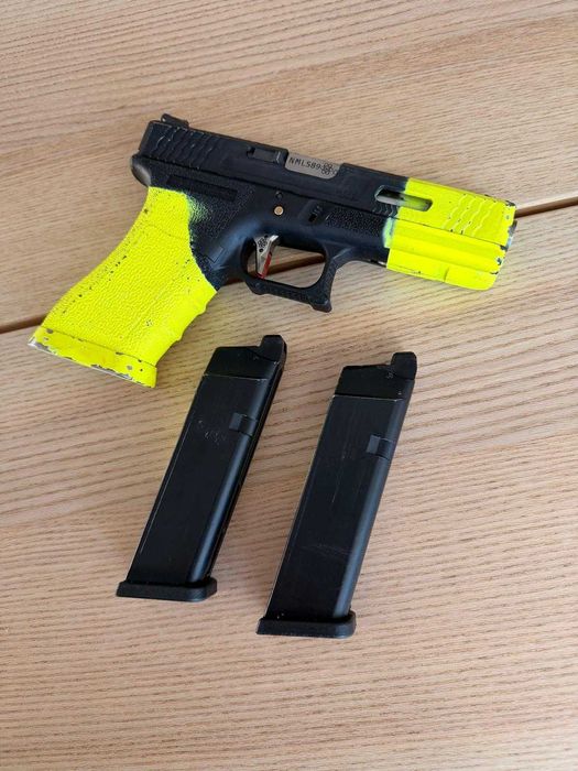 WE Glock 17 metal black slide and frame / silver barrel