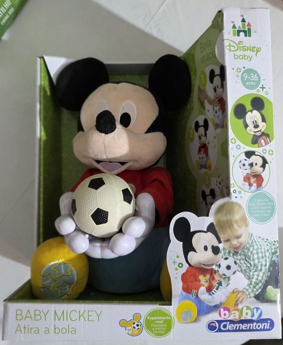 Baby Mickey Atira a bola