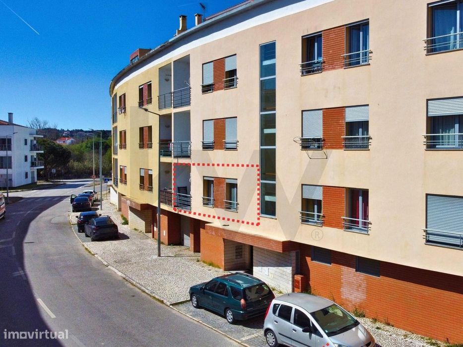 T3 com Garagem Box e Wall Connector | Urbanização dos Pinheiros – Abra