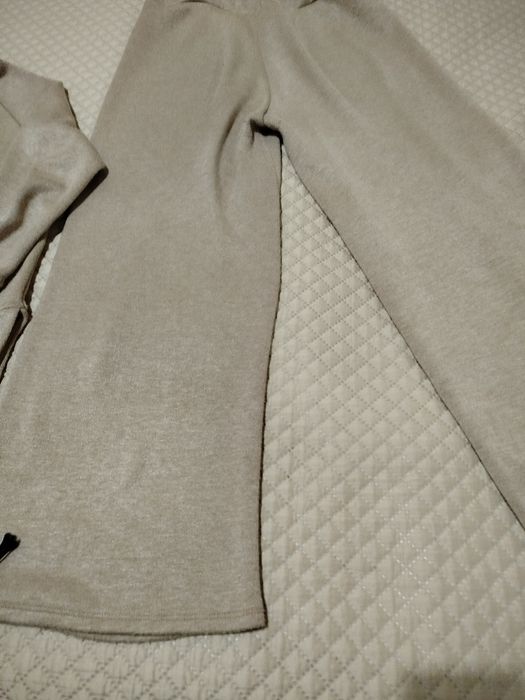 Conjunto de senhora de calças e camisola